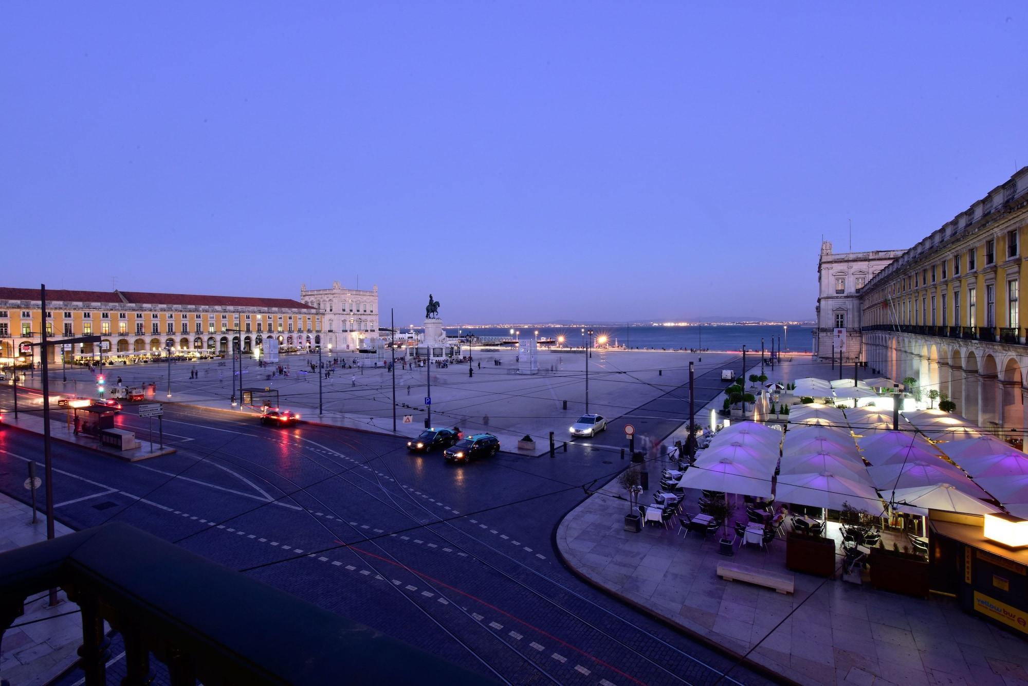 Pousada De Lisboa - Small Luxury Hotels Of The World Zewnętrze zdjęcie The Praça do Comércio at night