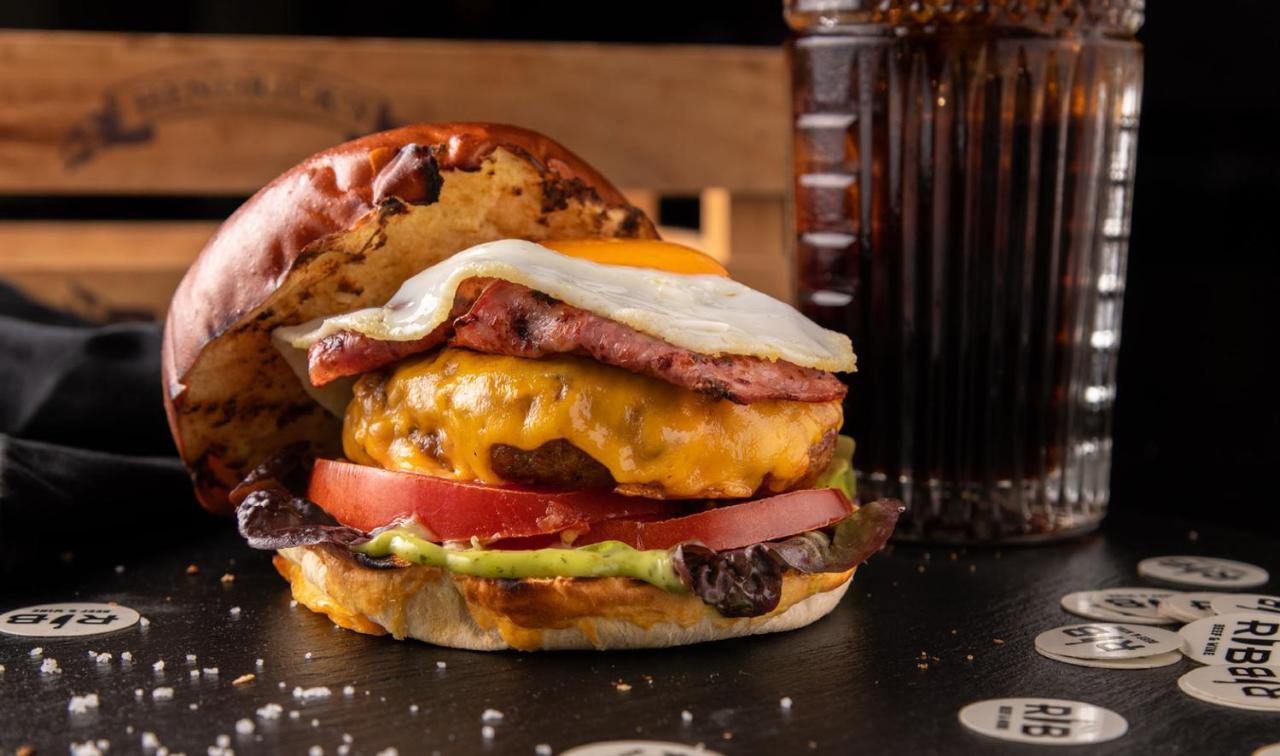 Pousada De Lisboa - Small Luxury Hotels Of The World Zewnętrze zdjęcie A cheeseburger with bacon and egg