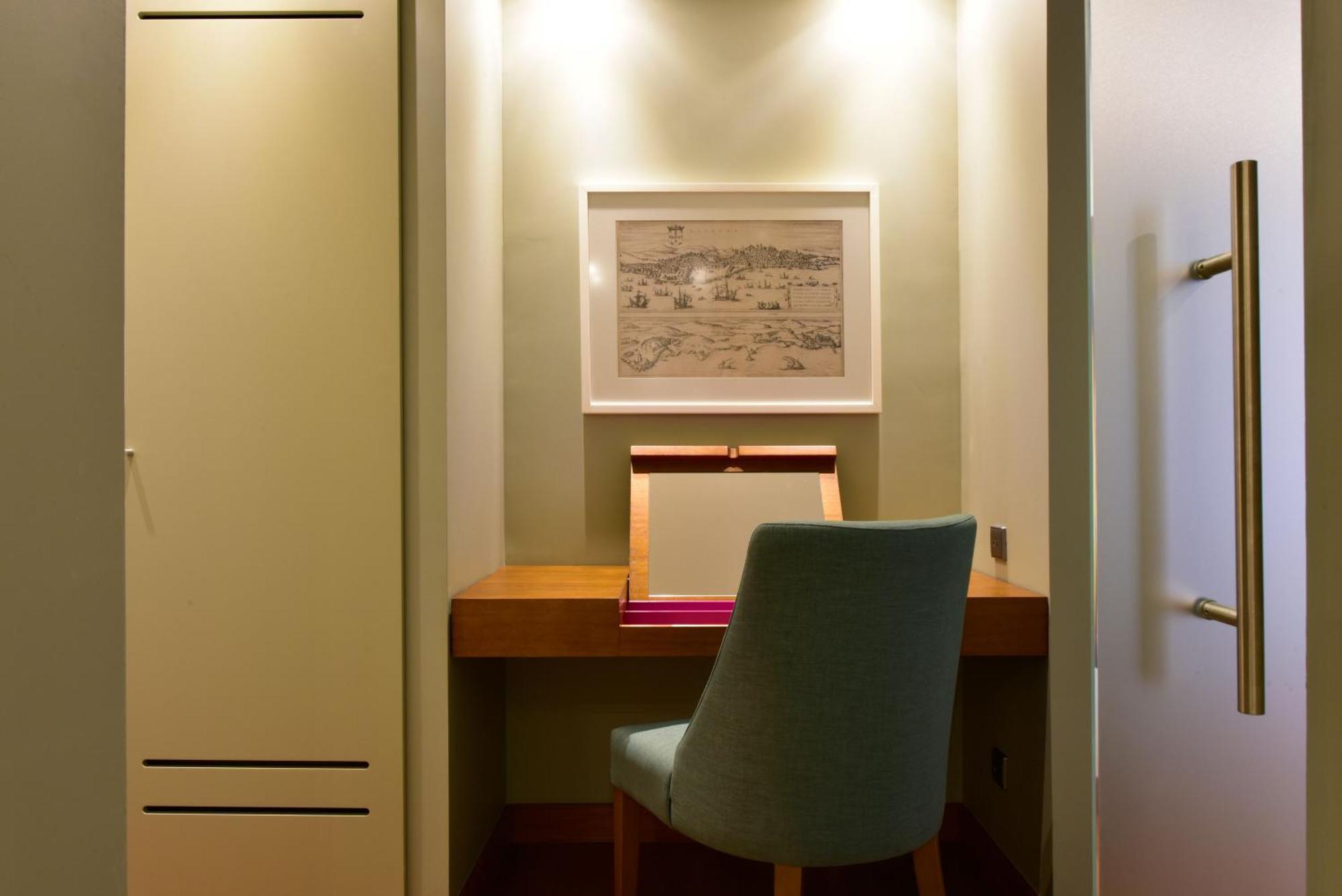 Pousada De Lisboa - Small Luxury Hotels Of The World Zewnętrze zdjęcie A work desk in a hotel room